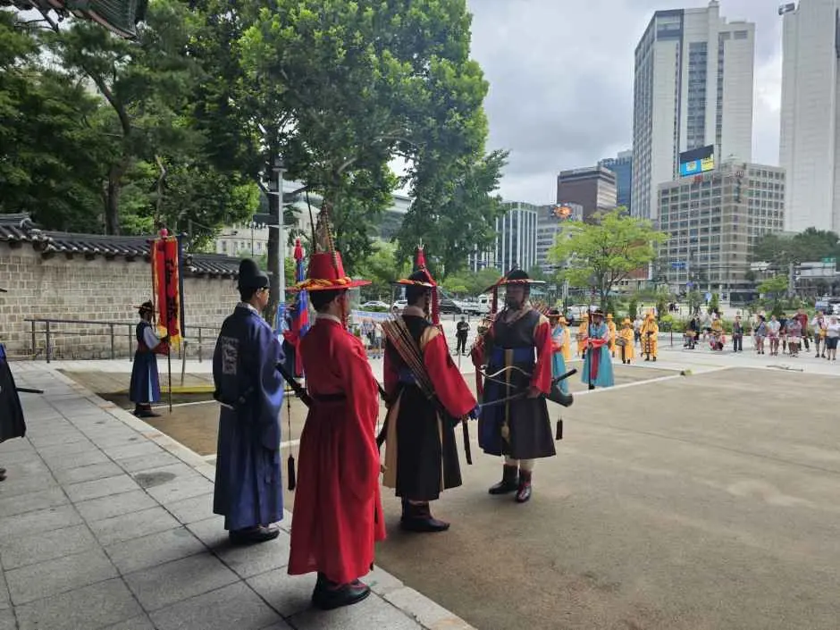 한국관광공사 서울 왕궁수문장 교대의식 모습
